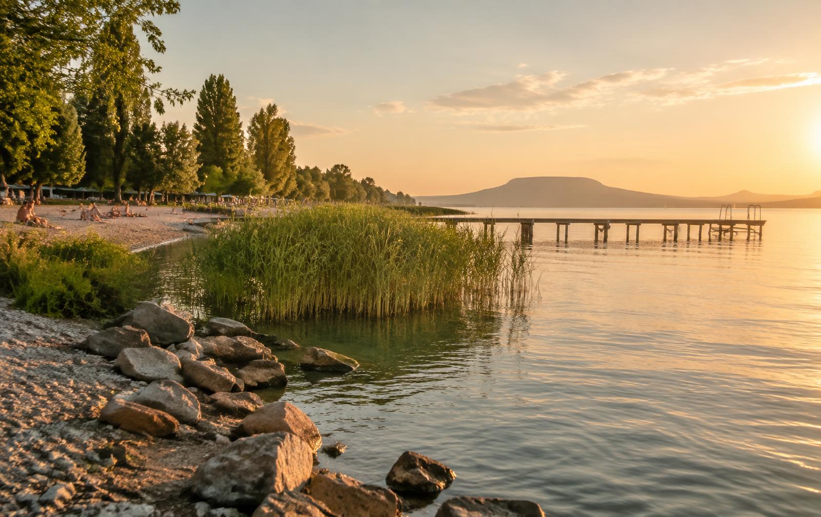 Balaton-part Vonyarcvashegyen, a Player's Pool & Lounge szomszédságában
